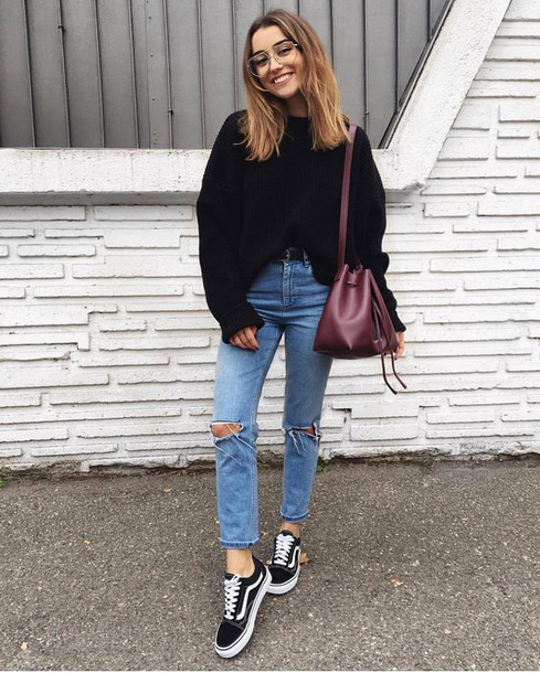 1. Áo len + quần jeans Chẳng quá cầu kì, bạn sẽ có ngay một set đồ thoải mái nhưng vẫn rất thời trang với áo len nữ và quần jeans.