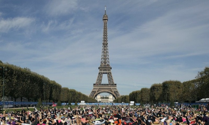Tháp Eiffel mở cửa 7 ngày trong tuần, ngoại trừ điều kiện thời tiết khắc nghiệt (băng tuyết, gió), ngọn tháp được mở cửa hàng ngày và thời gian mở cửa kéo dài hơn vào mùa hè. Trong các mùa cao điểm, một số tầng có thể đóng cửa tạm thời cho đến khi giảm tải. Ảnh: BBC.