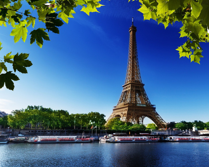 Tháp Eiffel ban đầu được xây dựng để phục vụ mục đích triển lãm, phô trương những công nghệ xây dựng của nước Pháp. Vào thời kỳ đầu, công trình đã gây ra những tranh cãi về vẻ thẩm mỹ, công năng... Tuy vậy, tháp Eiffel vẫn giành được thành công nhanh chóng, trở thành địa điểm thu hút du khách bậc nhất thế giới từ những năm 1960. Ảnh: Telegraph.