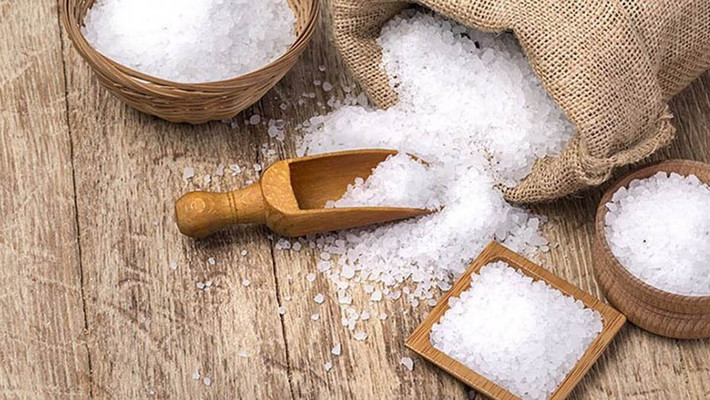 Bột mỳ là chất hút ẩm, là nguy cơ tăng thêm nấm mốc, bụi bẩn trong căn phòng của bạn; chanh cam là loại hoa quả dẫn dụ ruồi giấm vào trong nhà, chúng sẽ xâm nhập vào các hoa quả chín khác trong bàn ăn của bạn; muối sẽ gây ố, đặc biệt đối với sàn gỗ….
