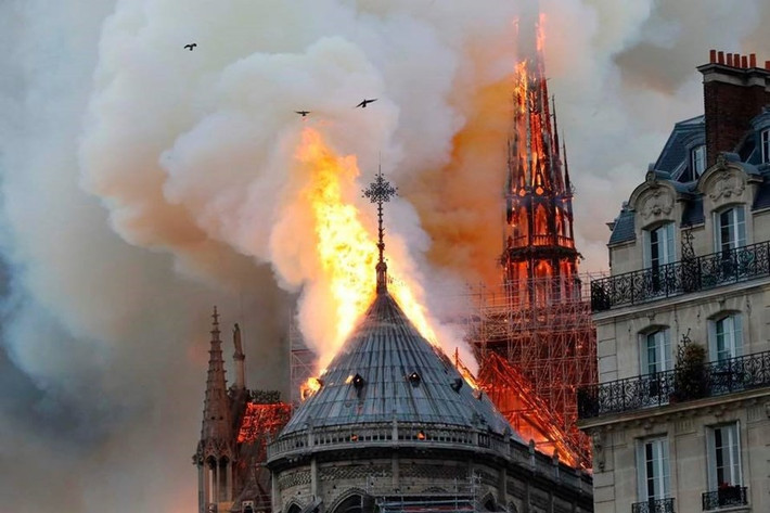 Ngày 15/4/2019, Nhà thờ Đức Bà Paris đã bị cháy, gây ra thiệt hại rất lớn cho cấu trúc nhà thờ. Phần lớn mái nhà bị sụp đổ, các cửa sổ hoa hồng bị thiệt hại nặng nề. May mắn là khu vục hầm đá vẫn còn nguyên vẹn bên trong, thánh đường, nhiều cổ vật kịp thời được bảo vệ nguyên vẹn. Theo CNN, dựa trên kết quả điều tra, các công tố viên Pháp tin rằng vụ hỏa hoạn có thể do sự cố chập điện vì sơ suất trong quá trình tu sửa Nhà thờ.