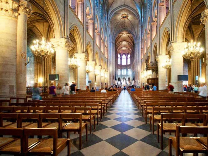 Nhà thờ Đức Bà Paris được xây và thiết kế bởi rất nhiều kiến trúc sư, trong đó có những tên tuổi như Jean de Chelles, Pierre de Montreuil, Pierre de Chelles… Nhà thờ Đức Bà Paris, điểm du lịch thu hút biết bao du khách mỗi năm. Cùng với sự cổ kính, kiến trúc độc đáo thì du khách còn cảm nhận được đó là ý nghĩa lịch sử của công trình này. Hy vọng nhà thờ sẽ tồn tại vĩnh cửu để nhiều du khách trên thế giới có thể chiêm ngưỡng.