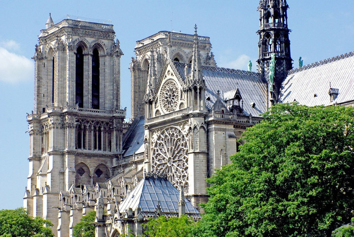 Nhà thờ Đức Bà Paris có chiều dài 130 thước, ngang 48 thước, cao 35 thước, có sức chứa khoảng 6.500 người. Tại đây, du khách có cơ hội chiêm ngưỡng những tác phẩm nghệ thuật cả về hội họa, điêu khắc… nổi tiếng và vô giá của nước Pháp; cũng như có dịp thả hồn trong phong cảnh nên thơ, yên bình bao quanh nhà thờ. Theo thống kê của Paris Fast, có hơn 12 triệu khách du lịch ghé thăm nơi đây mỗi năm.
