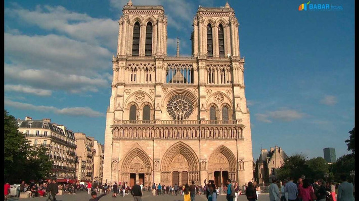 Nhà thờ Đức Bà Paris là nhà thờ chính tòa, nơi đặt ngai tòa giám mục của Tổng giáo phận Paris, được bắt đầu khởi công vào năm 1163 hoàn thành năm 1345. Từ khi xây dựng đến nay, nhà thờ đã nhiều lần được trùng tu, sửa chữa. Tính từ khi được khởi công xây dựng đến nay, Nhà thờ Đức Bà Paris đã có 858 năm tuổi.