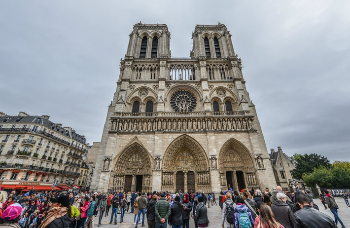 Nhà thờ Đức Bà Paris là nơi trưng bày, cất giữ rất nhiều bảo vật của thế giới như Thánh tích của chúa Jesus, các tác phẩm điêu khắc, hội họa tuổi đời hàng trăm năm, có giá trị về vật chất, tinh thần to lớn.