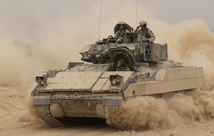 “Tôi muốn có một chương trình phát triển vũ khí thay thế cho các xe tăng M1 Abrams và xe chiến đấu bộ binh M2 Bradley, tuy nhiên nó không phù hợp với kế hoạch chi tiêu hiện tại”, Thiếu tướng David Bassett, người phụ trách các dự án vũ khí lục quân phát biểu hôm 4/10. Rất có thể chính quyền Tổng thống mới sẽ đầu tư nâng cấp lục quân. Nguồn ảnh: Wiki