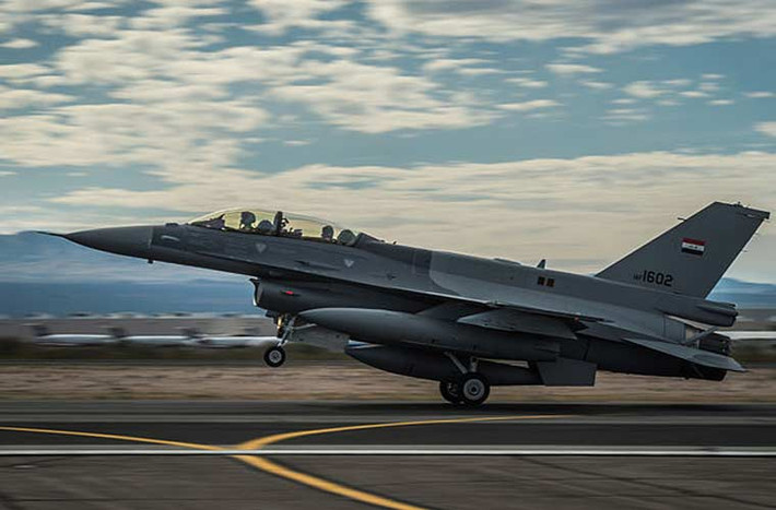 Đáng lẽ một phần trong 36 chiếc tiêm kích F-16 đã phải chuyển giao từ tháng 6/2014. Tuy nhiên, do lo ngại sự yếu kém của Quân đội Iraq trước phiến quân IS có thể khiến số F-16 này rơi vào tay IS nên Mỹ đã trì hoãn việc bàn giao. Các phi công Iraq buộc phải sang Tucson, Azirona bay huấn luyện.