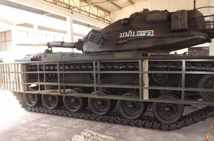 Dân mạng hầu hết đều tỏ ra nghi ngờ về sáng kiến cải tiến xe tăng của Quân đội Thái Lan. Hầu như tất cả đều cho rằng các tấm gỗ bao bọc tháp pháo và thân xe tăng khó lòng chống đỡ được tên lửa chống tăng hay súng chống tăng.