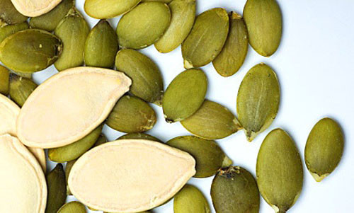 6. Hạt bí Hạt bí ngô giàu vitamin B1, B2, B3 và B4, có tác dụng cho tóc mọc nhanh, bên cạnh đó vitamin B5 và B6 giúp da đầu khỏe mạnh. Nếu bạn bị rụng tóc nhiều, hãy thêm dầu hạt bí vào chế độ ăn hàng ngày.