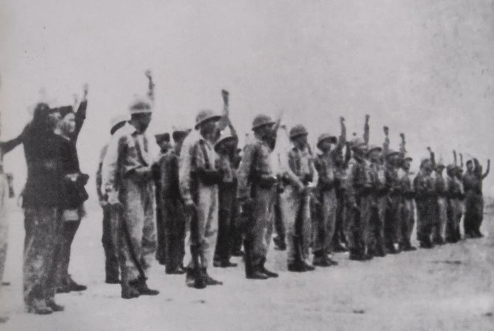 Trước tình hình căng thẳng này, ngày 19/12/1946, Chủ tịch Hồ Chí Minh ra "Lời kêu gọi Toàn quốc kháng chiến". Ngay trong đêm ngày 19/12, các lực lượng quân dân Thủ đô đồng loạt nổ súng tấn công các cơ quan đầu não của Pháp. Cuộc kháng chiến chống thực dân Pháp chính thức bắt đầu. Ảnh: Các chiến sĩ Vệ quốc đoàn tuyên thệ.