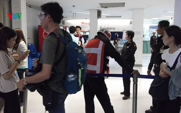 Cảnh sát phong tỏa lối vào khu vực cấp cứu.