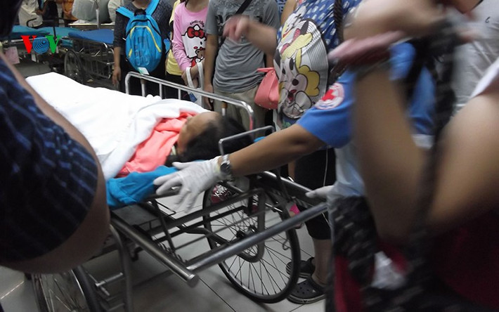Một bệnh nhân được chuyển ra ngoài phòng cấp cứu khi đã được chữa trị và ở trong trạng thái ổn định.