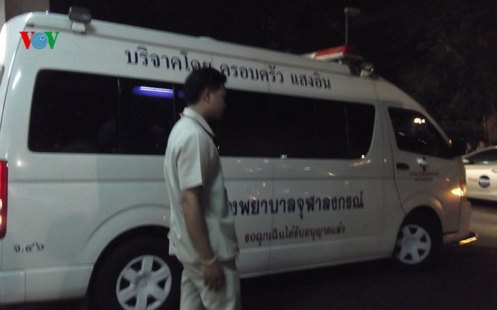 Xe cấp cứu chờ sẵn ngoài cửa bệnh viện và sẵn sàng đi ngay khi có yêu cầu.