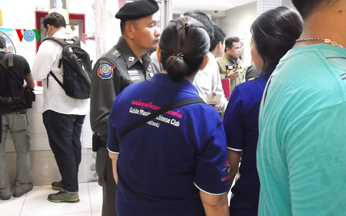 Những gương mặt lo âu và chờ đợi.