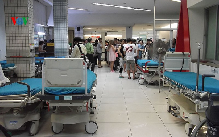 0h ngày 18/8, vẫn còn rất đông người dân đứng chờ bên ngoài phòng cấp cứu của bệnh viện Chulalongkorn Memorial.