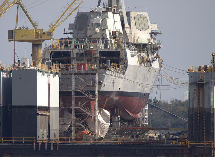 USS William P. Lawrence (DDG-110) được trang bị hệ thống chiến đấu Aegis cực kỳ tối tân. Đó là sự tích hợp của nhiều thành phần khác nhau, dựa trên một số hệ thống cảm biến riêng biệt để theo dõi các mối đe dọa khác nhau từ mìn, ngư lôi, tàu ngầm, đến các mục tiêu đường không, tên lửa chống hạm, tên lửa đạn đạo. Ảnh: DDG-110 đang được chế tạo.