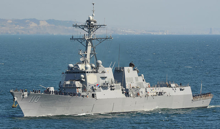 Chiến hạm Mỹ áp sát đá Chữ Thập mang tên USS William P. Lawrence (DDG-110) là chiếc tàu khu trục tên lửa dẫn đường lớp Arleigh Burke thứ 60 đóng cho Hải quân Mỹ. Nó có lượng giãn nước toàn tải lên tới 9.200 tấn, dài 155,3m, rộng 20m, mớn nước 9,4m. Tàu được vận hành bởi 380 thủy thủ và sĩ quan, tốc độ hành trình 30 hải lý/h.