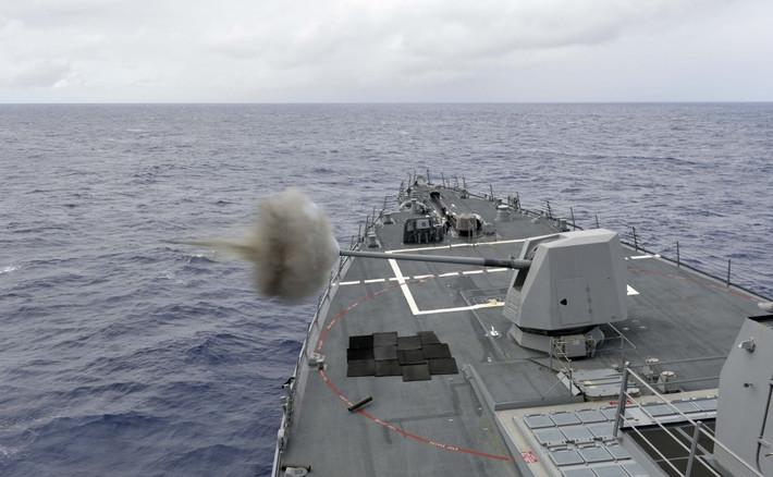 Hệ thống pháo trên tàu khu trục USS William Lawrence còn có tổ hợp pháo hạm đa năng 127mm Mk45…