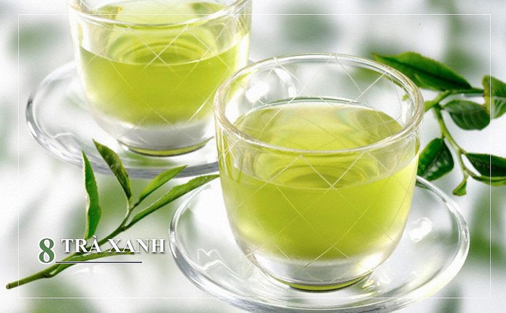 Trong trà xanh có chứa vitamin B giúp nuôi dưỡng chân tóc, làm tóc mềm mượt hơn. Ngoài ra, hợp chất "thần thánh" EGCG (Epigallocatechin gallate) có trong trà còn đóng vai trò là chất chống oxy hóa, giúp ngăn ngừa tổn thương tế bào và giảm hiện tượng gàu.