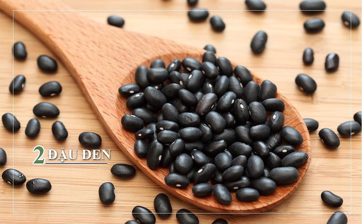 Trong đậu đen có estrogen thực vật, có tên Isoflavone, giúp tóc khỏe mạnh. Và lượng vitamin B1, B2 có trong loại đậu này giúp phục hồi độ bóng của tóc.
