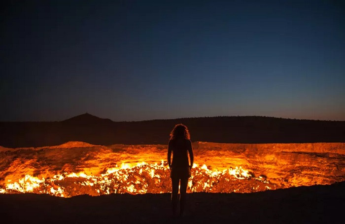 Cửa địa ngục (Turkmenistan): Một miệng núi lửa hừng hực mở ra trên sa mạc phía bắc Turkmenistan biến nơi đây thành địa điểm bí ẩn. Nơi này được gọi là cửa xuống địa ngục, vẫn còn cháy cho đến ngày hôm nay. Vào ban đêm ánh sáng của nó có thể được nhìn thấy từ xa.