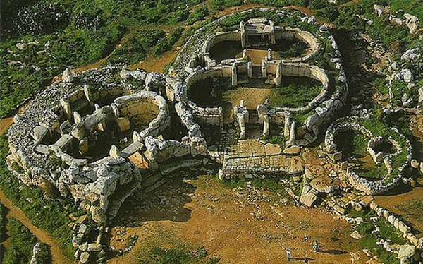 Đảo Gozo, Malta: Đảo có tuổi đời lâu hơn các kim tự tháp Ai Cập trước đó 1.000 năm tuổi. Đến nay, người ta vẫn không thể lý giải được vì sao những người thời bấy giờ có thể di chuyển được những tảng đá nặng vài tấn và tại sao nền văn minh này lại bị bỏ quên.