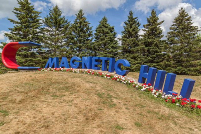 Đồi từ trường, New Brunswick, Canada: Du khách phải rất cẩn thận, nếu lái xe tới chân ngọn đồi, một địa điểm bí ẩn thuộc loại nhất hành tinh này. Lý do bởi ô tô sẽ bị lực từ trường hút lên đỉnh ngọn đồi. Chưa có lời giải thích vì sao khu vực này lại nhiều từ trường.