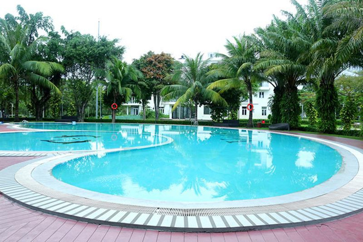 Quách Thành Danh cho biết, căn biệt thự sau hoàn thiện có giá trị 20 tỷ đồng, được thiết kế theo phong cách nhà phố hiện đại với tông màu kem. Bên cạnh đó, căn nhà có khoảng sân vườn khá rộng được trang bị hồ bơi, khu vui chơi dành riêng cho trẻ em.
