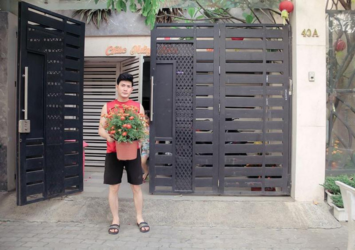 Cách đây ít tháng, Quách Thành Danh bất ngờ hé lộ căn nhà mới của mình. Anh cho biết, căn nhà mới mua tặng vợ con có diện tích sử dụng 500m2, toạ lạc tại khu dân cư ở quận 7, TP.HCM.