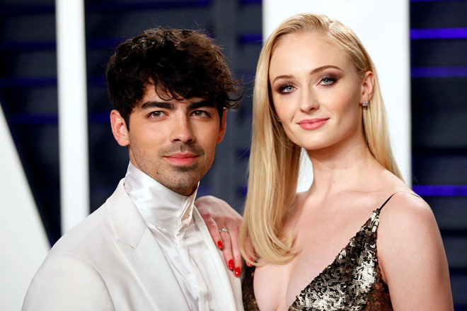 Joe Jonas hát chính trong Jonas Brothers. Anh cũng biết chơi trống lắc, đánh guitar và keyboard. Năm 2015, Joe cùng Jack Lawless, Cole Whittle và JinJoo Lee thành lập ban nhạc pop rock DNCE nhưng không gây được nhiều chú ý. Hiện Joe sống hạnh phúc bên vị hôn thê, nữ diễn viên xinh đẹp Sophie Turner.