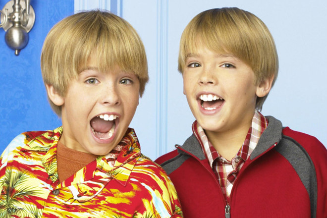 Nếu là fan Disney chắc chắn không thể bỏ lỡ The Suite Life of Zack & Cody - show truyền hình kể về cuộc sống của cặp song sinh "siêu quậy" Zack và Cody trong khách sạn Tipton. Sau 13 năm, hai diễn viên đóng chính là Dylan và Cole Sprouse, đã trở thành những người đàn ông chững chạc, điển trai và hấp dẫn.