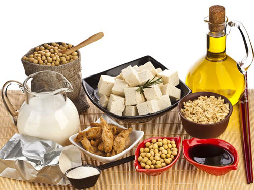 Đậu nành. Đậu nành rất giàu phytoestrogen. Khi đi vào cơ thể, phytoestrogen làm giảm khả năng sản xuất thyroxin của tuyến giáp. Chính vì vậy, bạn chỉ nên bổ sung một lượng nhỏ thay vì vô tư thưởng thức chúng.