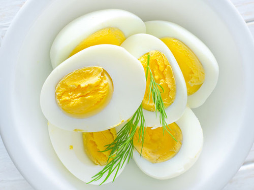 Trứng. Giống như nấm, lượng protein trong trứng dễ bị thay đổi khi được hâm nóng. Nếu ăn bạn có thể đối diện với chứng rối loạn tiêu hóa, đặc biệt là trứng luộc và trứng tráng.