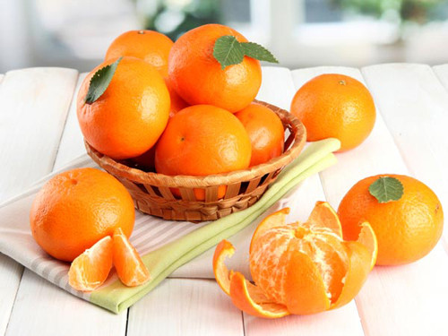 Ăn thực phẩm giàu vitamin C. Các loại thực phẩm giàu vitamin C như cam, cà chua, đu đủ… có khả năng chuyển đổi cholesterol trong cơ thể thành axit mật, do đó chúng có thể làm tan sỏi được tích tụ trước đó mà không gây đau đớn.