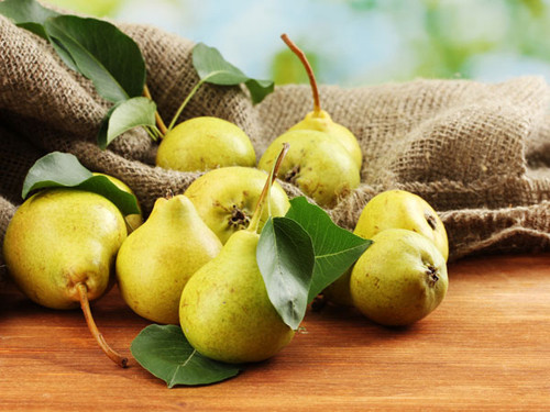 Ăn lê là cách tự chữa sỏi mật hiệu quả. Khi đi vào cơ thể, hợp chất pectin có trong quả lê nhanh chóng làm mềm sỏi mật. Từ đó, chúng có thể dễ dàng được đào thải ra bên ngoài. Lê cũng được khuyên dùng bởi tác dụng nhanh chóng làm giảm cơn đau do sỏi mật hành hạ.