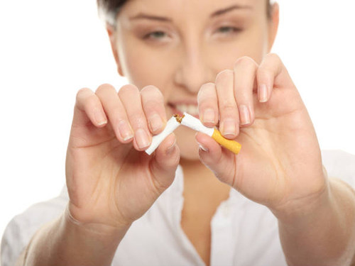 Tránh lạm dụng thuốc lá. Phụ nữ hút thuốc gây thay đổi nồng độ một số hormon bao gồm hormon estrogen và hormon kích thích nang. Độc tố trong thuốc lá cũng gây nên sự phóng noãn của buồng trứng xảy ra không được bình thường vốn được xem là nguyên nhân chính gây vô sinh.