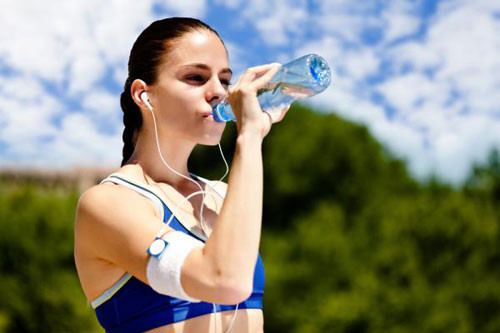 Nhằm hạn chế mặt trái của nước uống thể thao, các chuyên gia khuyên nếu bạn thực hiện các động tác thể dục đơn giản chừng 30 phút thì không cần thiết dùng đến chúng. Nếu muốn bổ sung năng lượng, nên giải nhiệt bằng nước, thêm chút đồ ăn giàu carbs, protein.