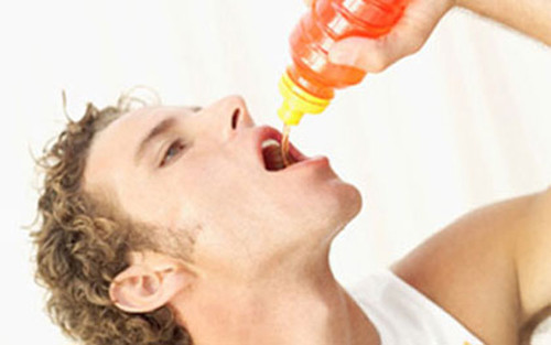 Nước tăng lực. Nước tăng lực không giúp bạn nạp nhiều năng lượng như mong đợi. Loại đồ uống này chứa nhiều calo, đường, thậm chí là caffein gây nên cảm giác nghiện. Uống nước tăng lực trong thời gian dài dễ đối diện tình trạng dễ hốt hoảng, lo âu, đau đầu và đau nửa đầu.