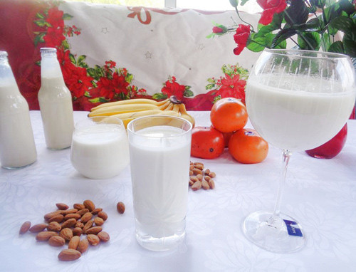Sữa có thể thiếu hụt chất béo, protein, vitamin va khoáng chất. Nó thực sự sai lầm nếu bạn quyết định thay thế sữa tươi thông thường bằng loại nước này bởi chúng khá giàu đường, calo. Nếu muốn tận dụng lợi ích từ hạnh nhân, bạn nên uống nước lọc và ăn một vài hạt là được.