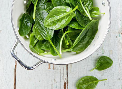 Rau bina. Bên cạnh lượng protein dồi dào, rau bina còn giàu canxi, axit béo omega – 3 , axit folic góp phần giảm nguy cơ mắc các bệnh về tim mạch, đột quỵ và loãng xương.