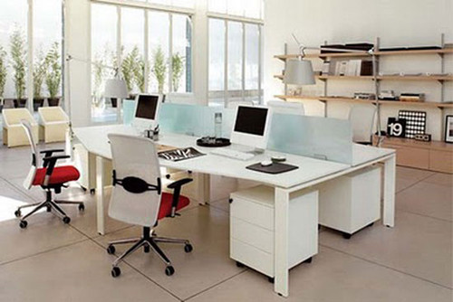 Trong việc bố trí phòng làm việc, những vật dụng thừa thãi dưới gầm bàn cũng cần được dẹp bỏ. Việc xếp hàng tá đồ đạc ngay dưới chân không chỉ mang lại cảm giác chật chội mà chúng có thể dễ dàng trở thành nguyên nhân khiến bạn té ngã.