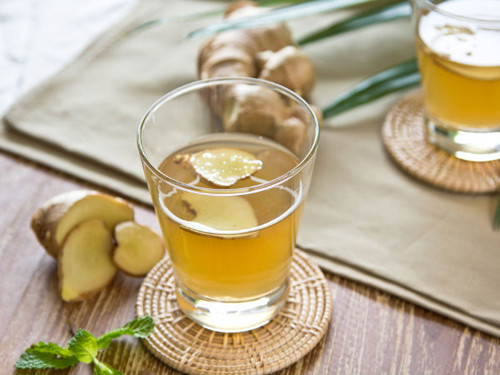 Trà gừng. Gừng có đặc tính chống viêm, chống oxy hóa. Bên cạnh đó, bạn cũng có thể dùng nó để làm giảm cơn đau dạ dày, buồn nôn, nôn. Nếu không hợp với vị cay, bệnh nhân nên thêm chút mật ong để dễ uống hơn.
