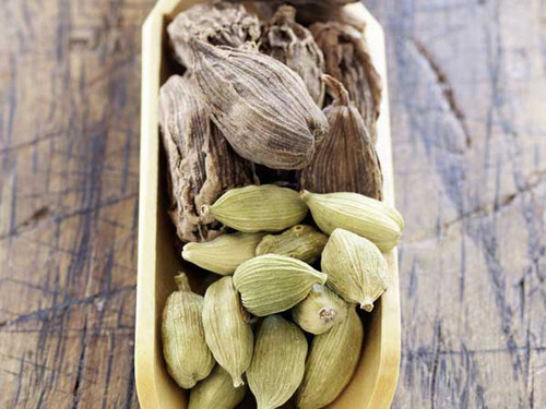 Nước hạt cardamom. Cardamom là gia vị phổ biến ở Ấn Độ. Nếu sẵn có loại hạt này trong nhà, bạn nên đun sôi chúng rồi chắt lấy nước để uống. Nó sẽ hữu ích hơn khi được trộn với chút hạt thì là nhằm trị chứng khó tiêu, buồn nôn, nôn và đau bụng.