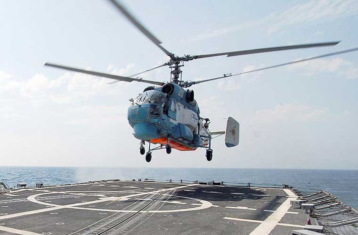 Trong tác chiến chống ngầm tầm gần, Không quân Hải quân Ukraine sở hữu khoảng 30 chiếc trực thăng chống ngầm Ka-27 và Mi-14. Trong đó, trực thăng cánh quạt độc đáo Ka-27 được trang bị các hệ thống radar, sonar rất nhạy, có thể mang được 1 ngư lôi chống ngầm hoặc bom chìm chống ngầm.