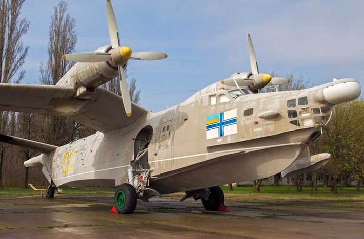 Trong khi đó, Không quân Hải quân Ukraine sở hữu khoảng 34 chiếc máy bay có khả năng chống ngầm từ tầm gần tới tầm xa, hoàn toàn đủ sức bao quát Biển Đen. Đáng kể nhất là 4 chiếc máy bay tuần tra chống ngầm tầm xa Beriev Be-12 được sản xuất từ thời Liên Xô.