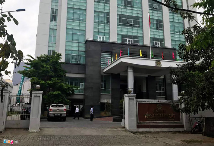 Theo nguồn tin của Zing, sáng nay, ông Văn Hữu Chiến cùng một loạt nguyên lãnh đạo cấp cao Đà Nẵng bị khởi tố đã tới Văn phòng Bộ Công an ở đường Huy Du (quận Sơn Trà, TP Đà Nẵng) để làm việc. Nguồn ảnh: Zing