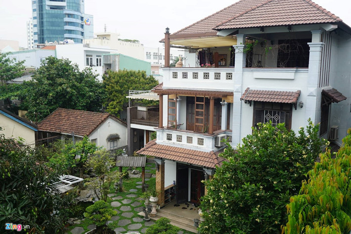 Khoảng 9h30 sáng, một đại diện tổ dân phố được mời tham gia chứng kiến việc khám xét nhà riêng nguyên Chủ tịch Đà Nẵng Trần Văn Minh. Nguồn ảnh: Zing