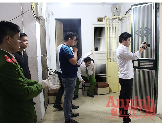 Cơ quan CSĐT - CAQ Ba Đình ngay lập tức phối hợp với Phòng CSHS, Phòng Kỹ thuật hình sự - CATP Hà Nội khám nghiệm hiện trường và tổ chức điều tra