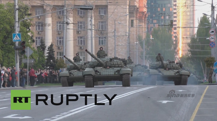 Hợp luyện duyệt binh của quân ly khai Ukraine diễn ra hôm 5/5 trên một con đường đẹp ở Donetsk. Tuy không có được đội hình thực sự đẹp đẽ nhưng trong bối cảnh hiện tại, đó là những gì tốt nhất mà quân ly khai có thể thực hiện.