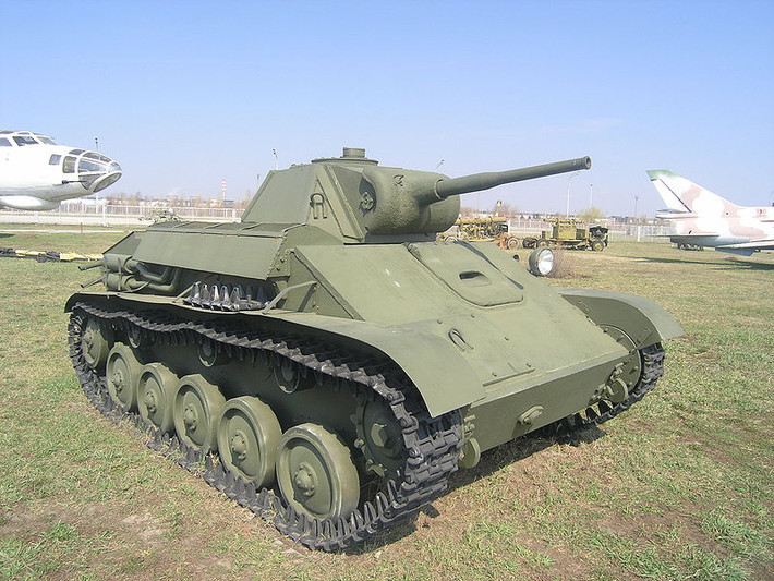 Xe tăng hạng nhẹ T-70 được thiết kế cho vai trò trinh sát và yểm trợ bộ binh, tổng cộng 8.226 chiếc được chế tạo từ 1942-1943. T-70 nặng 9,2 tấn, bọc giáp dày 10-60mm, trang bị pháo 45mm và đại liên 7,62mm. T-70 tham gia nhiều trận đánh trong CTTG 2, và lập không ít công trạng, thậm chí nó còn tiêu diệt được tăng hạng trung của Đức. Ví dụ, trận ngày 6/7/1943, chiếc T-70 thuộc lữ đoàn 49 đã phá hủy 4 chiếc tăng hạng trung Panzer và Panther. Hay trận ngày 26/3/1944, T-70 đã hạ gục một chiếc Panther bằng phát đạn APCR ở cự ly 150-200m.